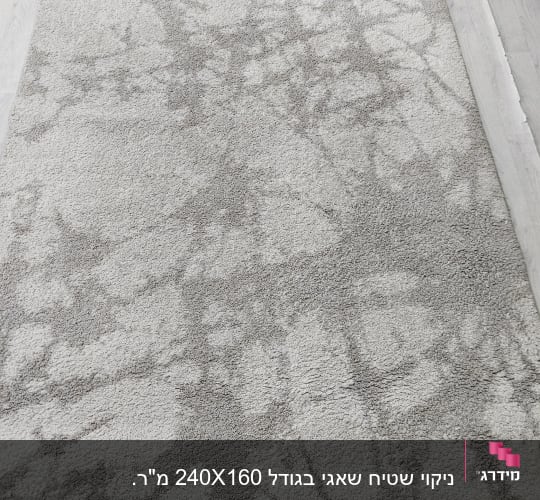 שטיח בהיר עם דוגמאות על רצפת עץ